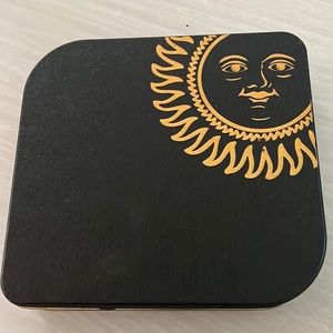 Black and gold sun tin